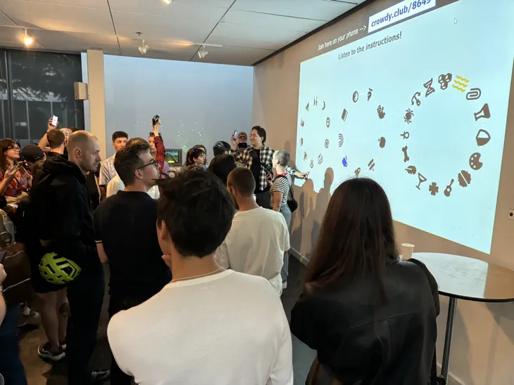 Friendsloop, a crowd game about making loops with your arms and phones